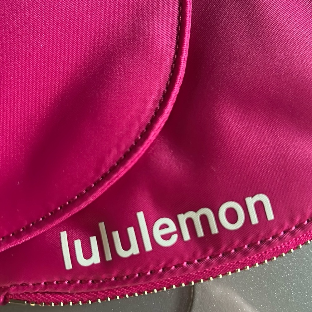 🆕 LULULEMON Dual Pouch Wristlet Heart Pink Passionate / Gold NWT - Picture 8 of 17